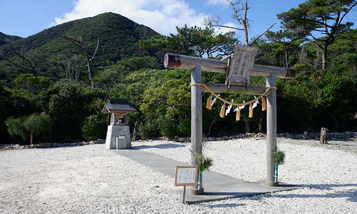 伊平屋天岩戸神社（7.6km車で約13分）