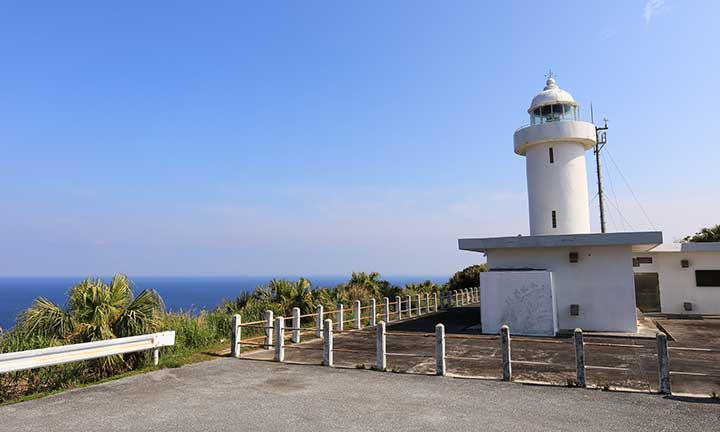 伊平屋島灯台（11.3km車で約20分）